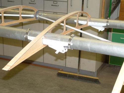 Rear wing support bracket