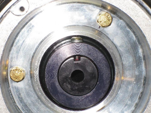 Close up of the screw on end with set bolt in the axle notch.