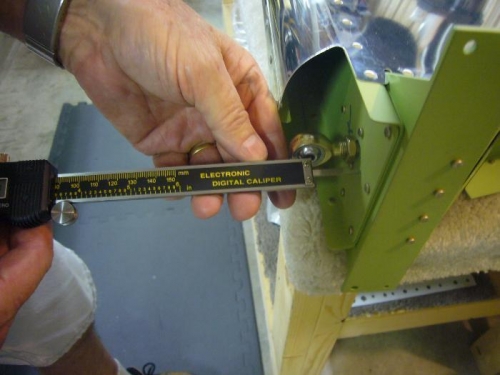 Checking dimension of rod bearing.