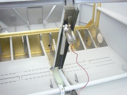 Flap motor connected to the middle arm of actuating tube.  Looking from baggage area.