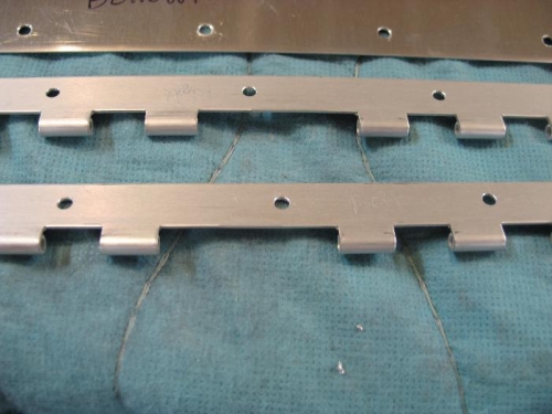 Romove 1 hinge eye on bottom hinge.