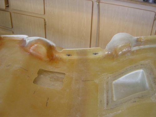 Extended plenum below top right engine mount for better seal w/ balle