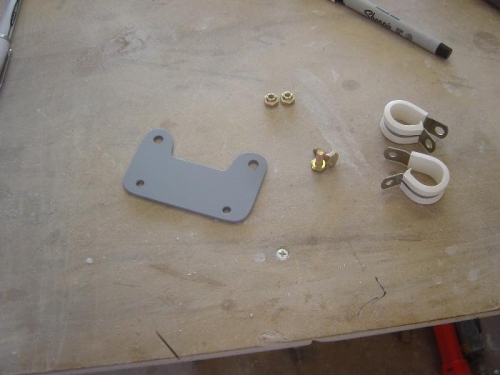 Hose mounting bracket for fuel supply hose