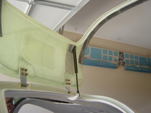 Left door strut installed