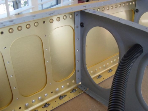 Snap bushing (375-4) and electrical conduit