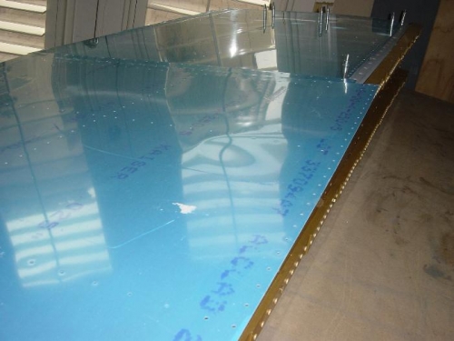 Dented outboard top skin