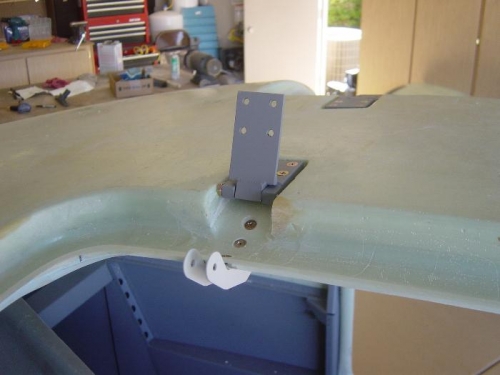 Gas strut attach bracket installed