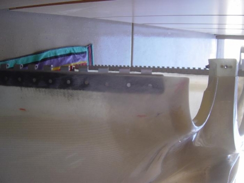 Build-up on bottom fwd hinge seam