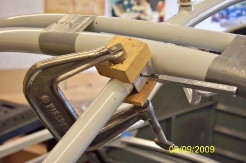 The center support arm clamped in place to the roll bar