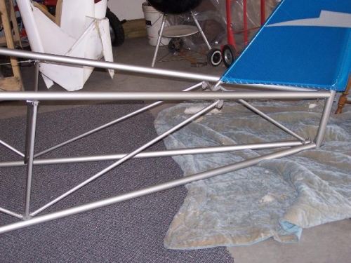 Rear diagonal support struts