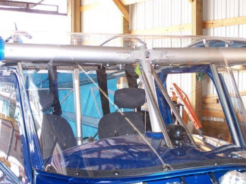 See machine screws and Rubber between windscreen and fairing