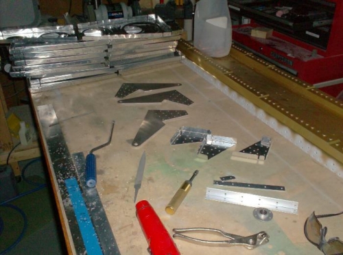 Deburring ribs and flap brackets