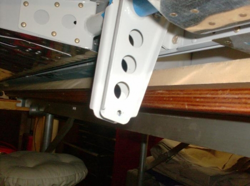 Right horn push rod attach hole
