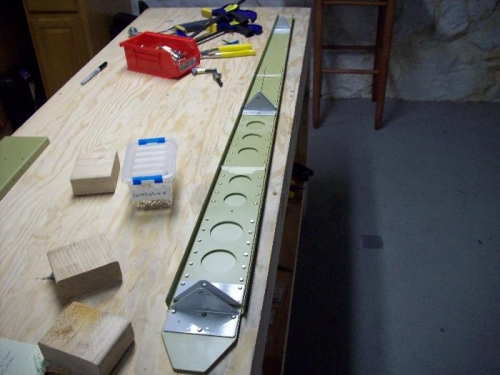 The VS rear spar is finished.