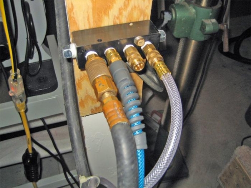 Air manifold, with supply line from compressor on left, and two lightweight distribution hoses.