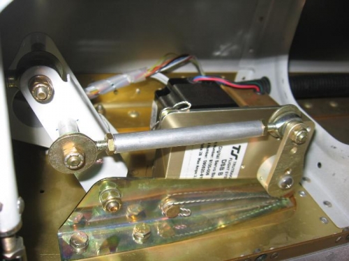 Auto pilot roll servo connector installed