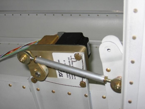 Autopilot pitch servo output crank pushrod installed