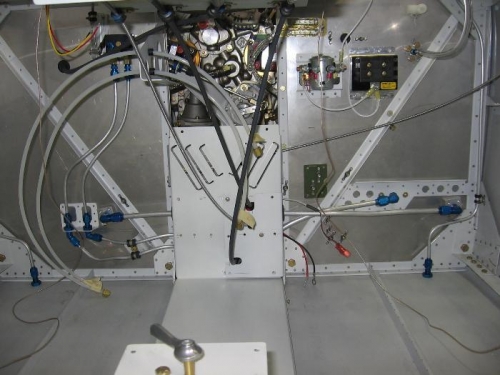 Forward cabin cover fitted with relief for the engine control cables