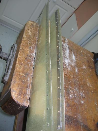 Gear leg fairing countersunk and fairing hinges riveted on