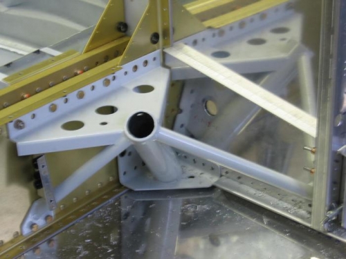 The left gear leg monut