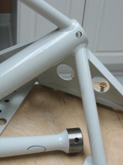 The right gear leg and mount