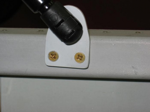 Lift strut mount installation