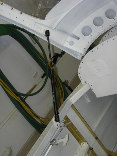 Lift strut installed