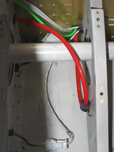 Pitot pressure line clamped to avoid rubbing the cabin floor rib