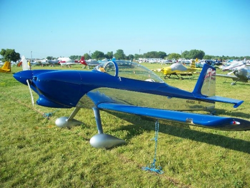 A RV-8 with a paint scheme similar to the one I am contemplating