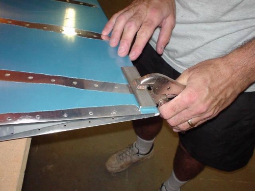 Using the seaming pliers to finish the rudder trailing edge bend.