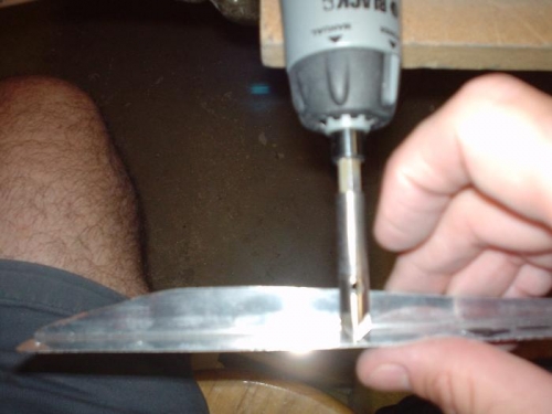 Deburring the stiffeners by pressing them into the spinning deburring bit