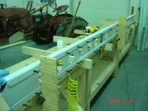 Assembling the left main spar