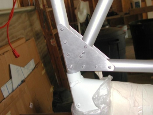 Vertical stabilizer fitted into tailpost