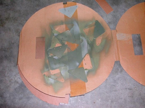 Spray priming gussets