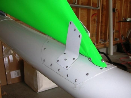 Right leading edge bracket