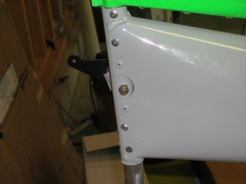 Securing elevator horn onto post