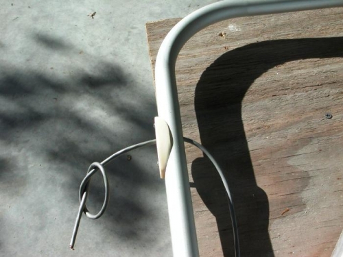 Strobe cable at wing tip