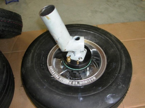 Main gear wheel mounted with brake