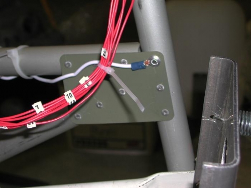 Avionic/lights ground connection