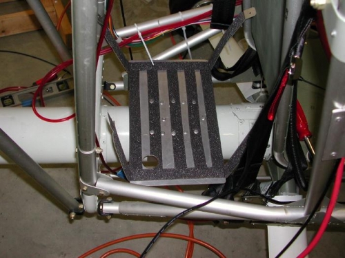 Main fuel tank mount