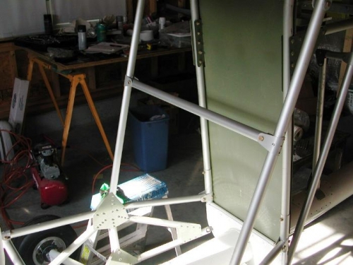 Upper rear seat support cross tube