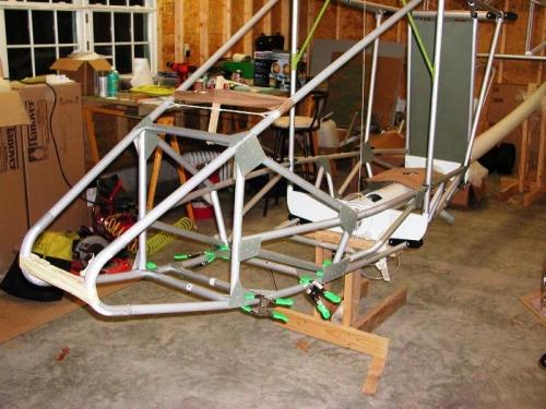 Nose section cross bracing