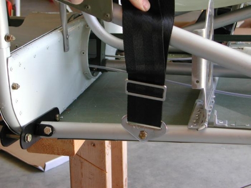 Aft seat belt mount (R)