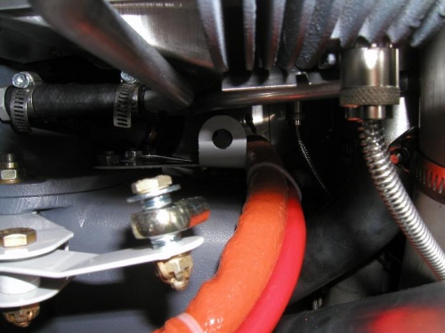 Mixture bracket in the rear (white) and control linkage