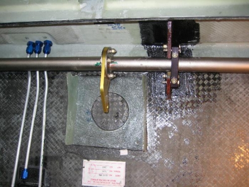 Fitting of hydraulic line aft spar