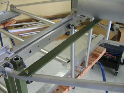 fuel tank forward support