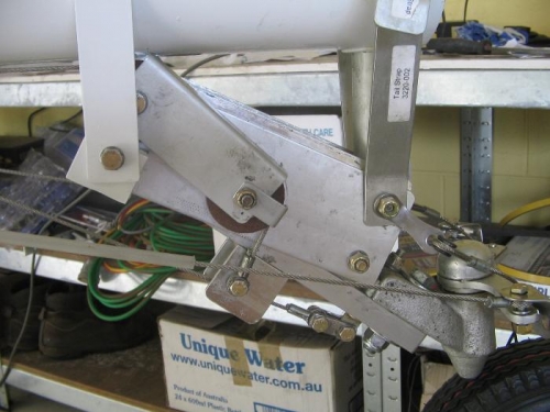 extension/retraction cables fitted to tailwheel