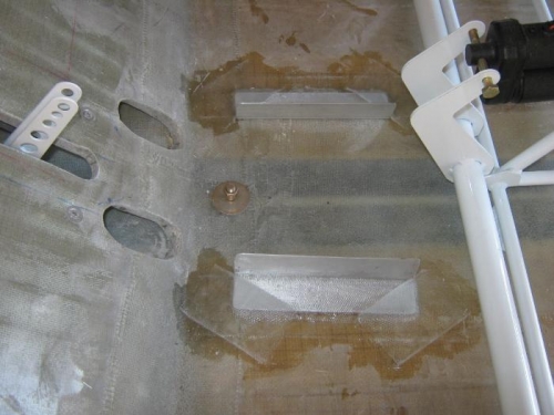 Centre console brackets glassed in.