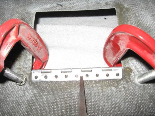 Fixing the hinge with flock mixture