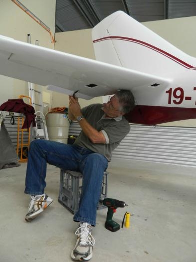 Adjusting the centred position of the elevator trim.